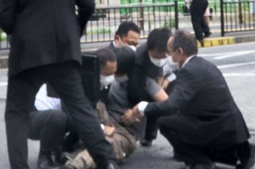 安倍元首相が銃撃された現場付近で取り押さえられる男（中央）（共同）