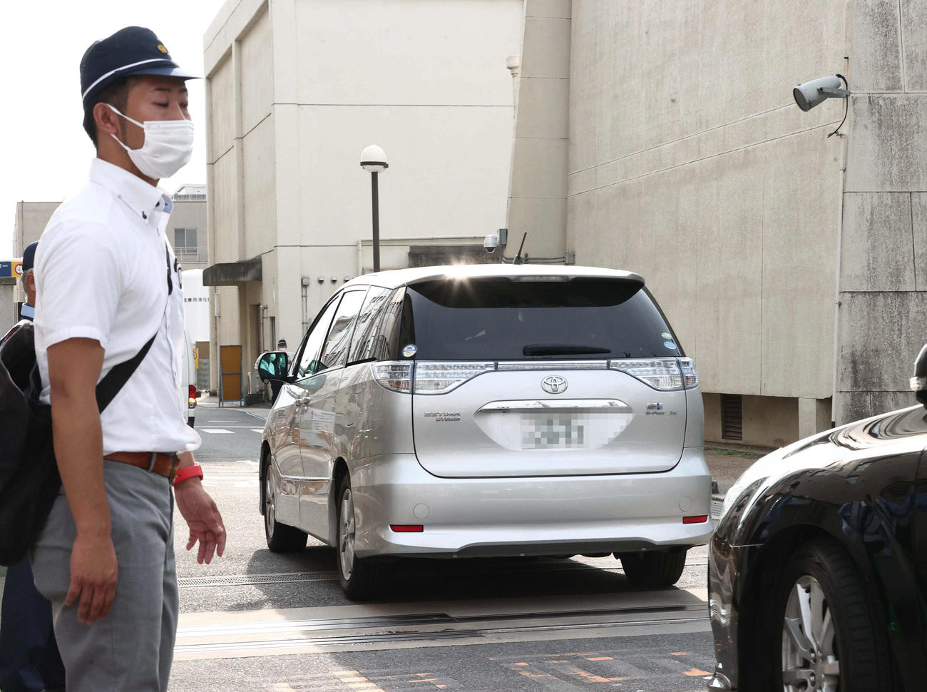 安倍昭恵夫人を乗せたとみられる車が奈良県立医科大学に入る（撮影・上田博志）※一部加工