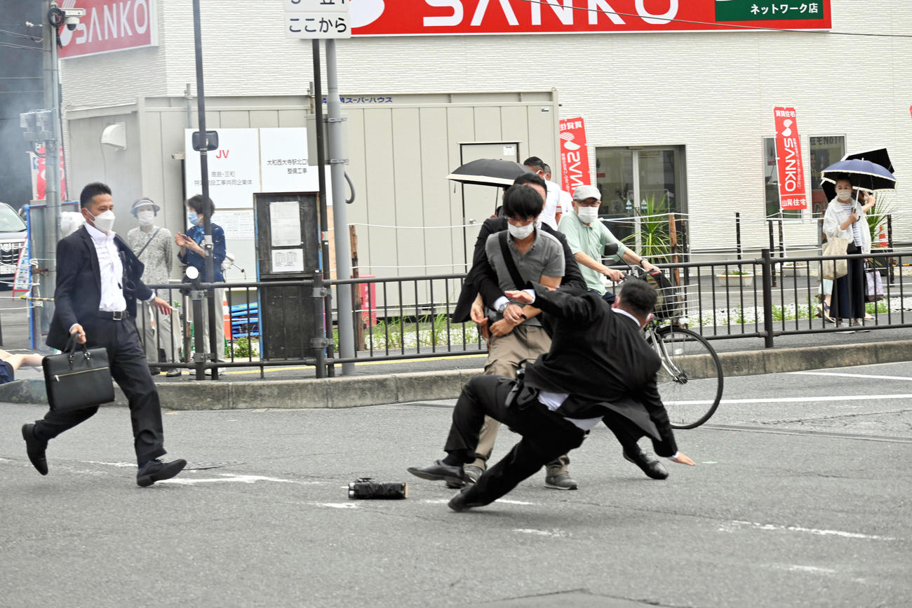 安倍晋三氏に向けて発砲したとみられる男はSPらに確保された（朝日新聞）