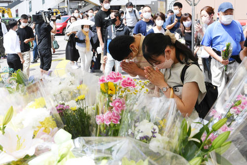 安倍晋三元首相が銃撃された現場付近に設置された献花台には多くの人々が献花に訪れた（撮影・前岡正明）
