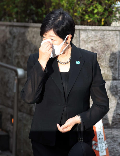 弔問に訪れ涙をぬぐう小池百合子東京都知事(撮影・浅見桂子)