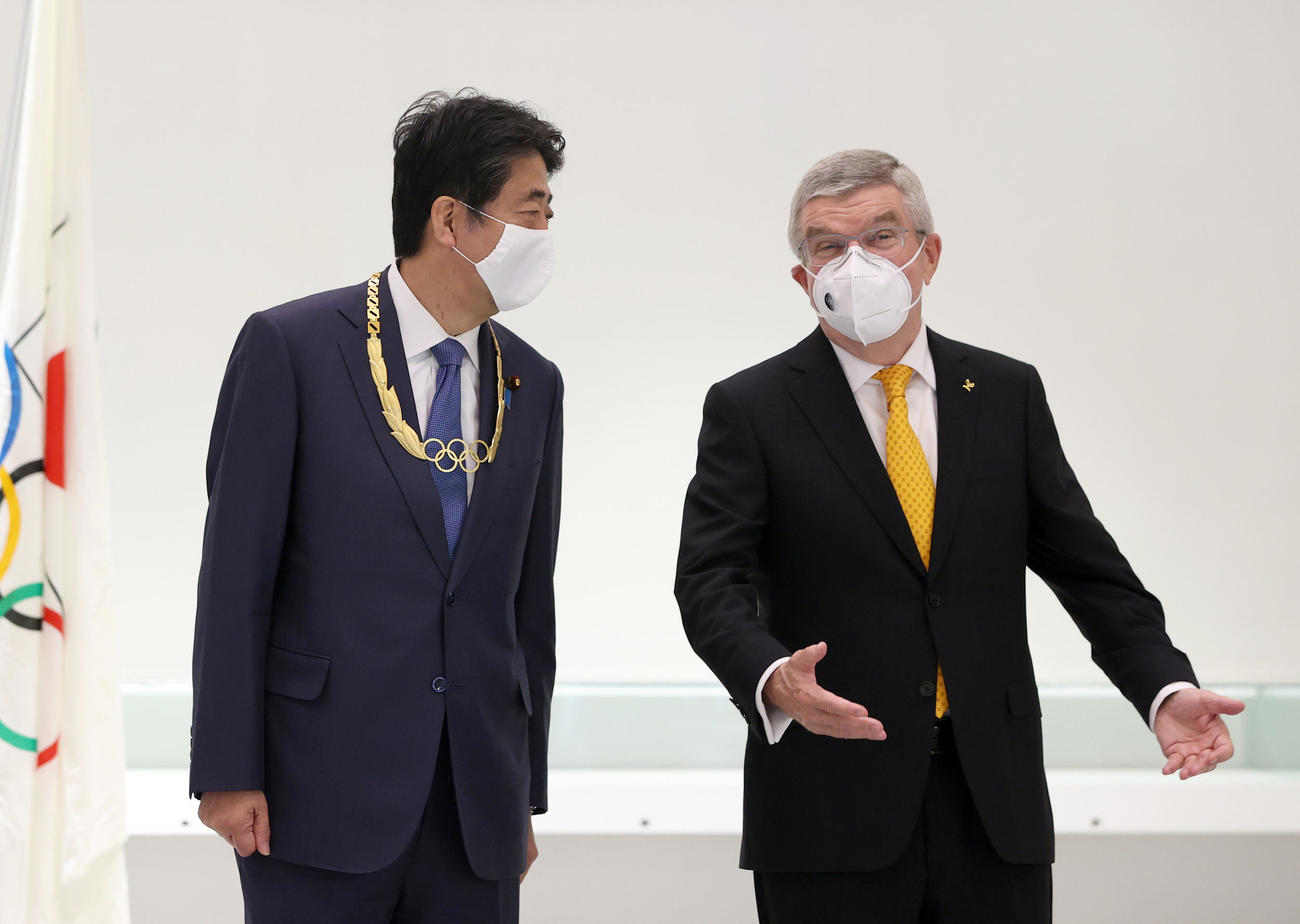 「五輪オーダー」授与の式典を終え、言葉を交わす国際オリンピック委員会（IOC）トーマス・バッハ会長（右）と安倍晋三元首相（2020年11月16日撮影）