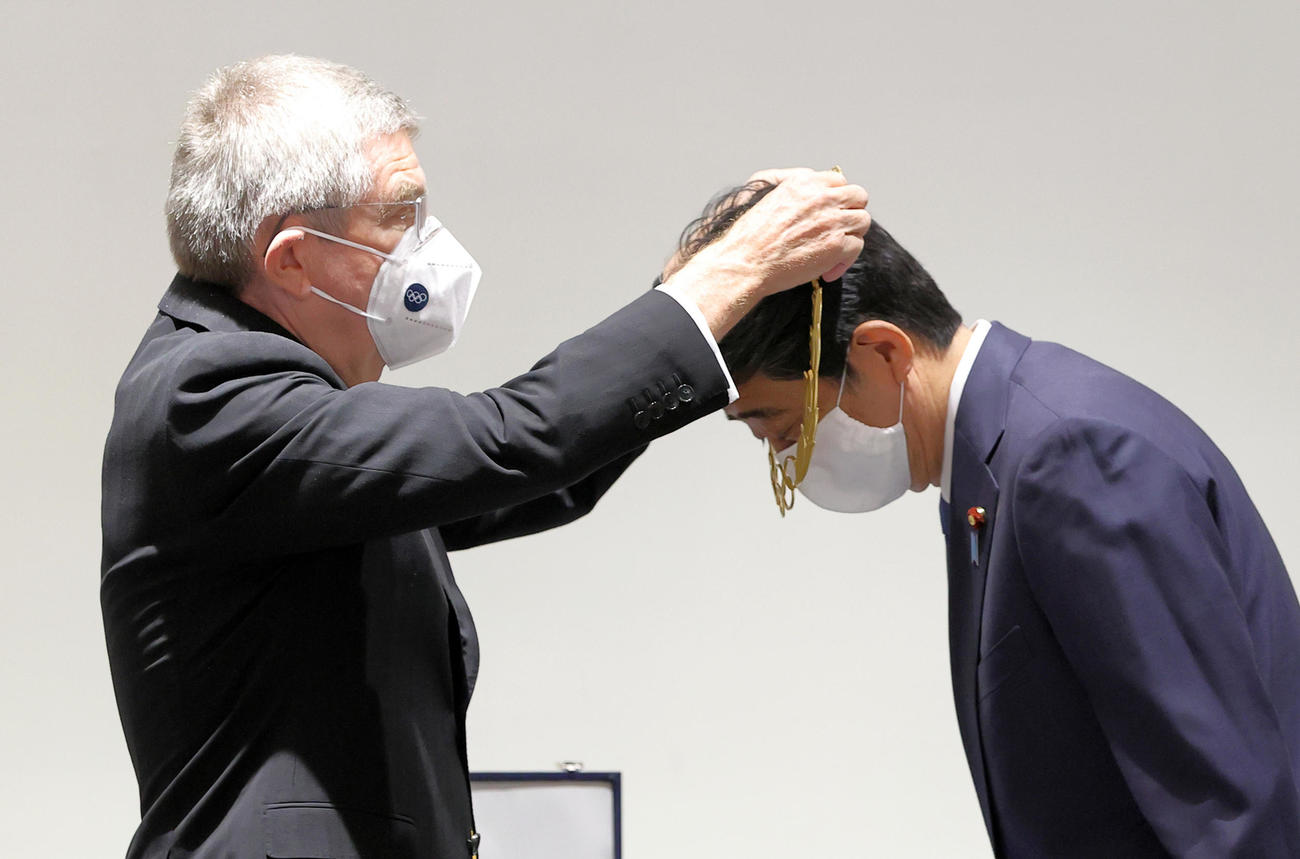 IOCバッハ会長（左）から「五輪オーダー」を授与される安倍前首相（2020年11月16日撮影）