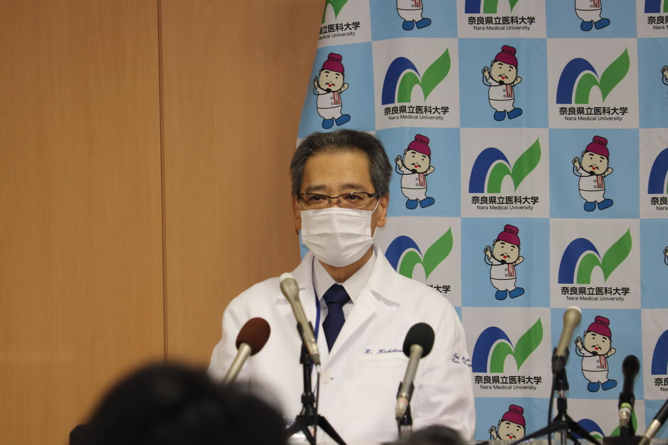 安倍晋三元首相の死亡後、会見に臨んだ奈良県立医科大学付属病院吉川公彦院長（撮影・竹本穂乃加）