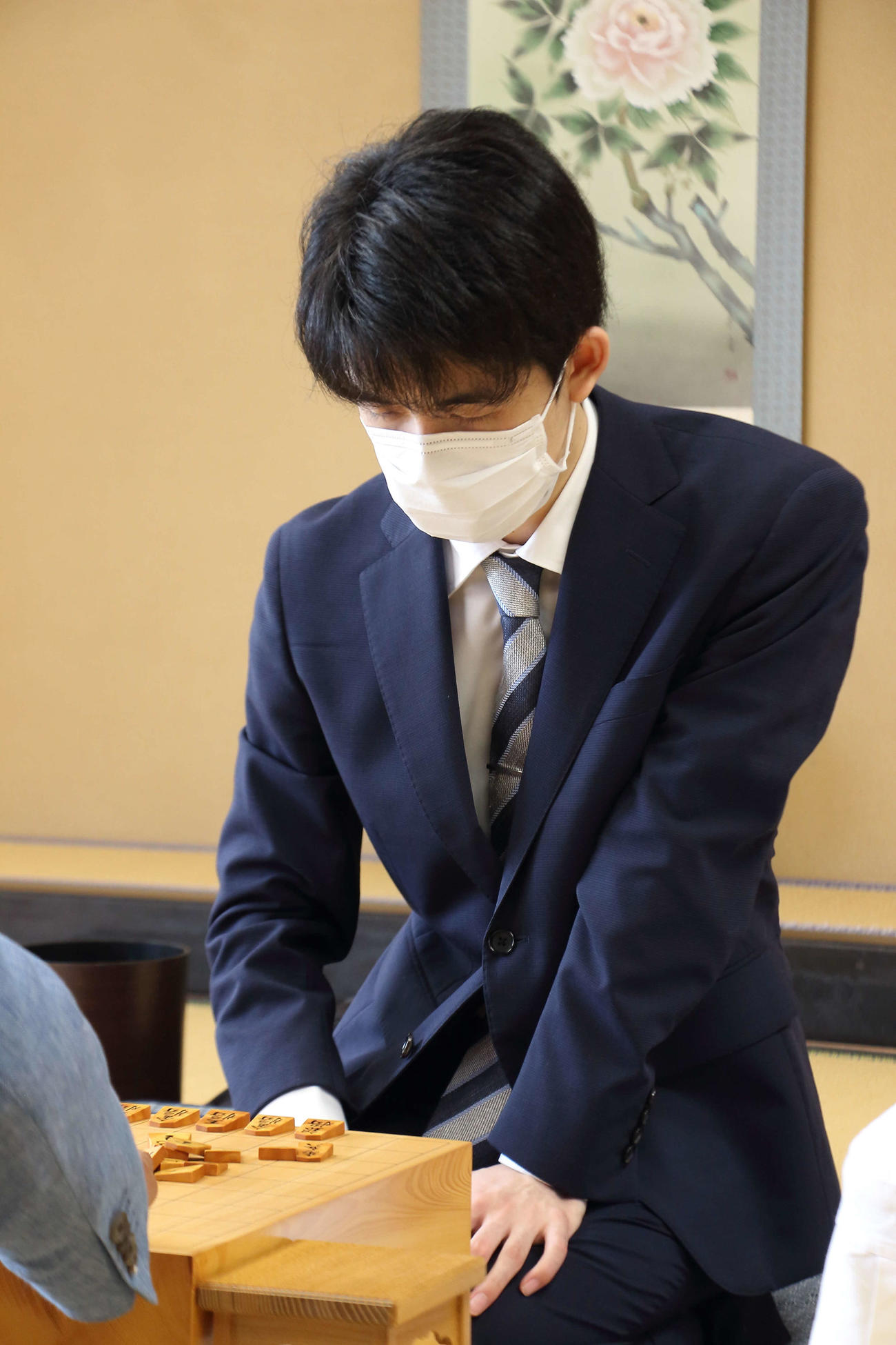 棋王戦挑戦者決定トーナメントの中川大輔八段戦に臨む藤井聡太竜王（日本将棋連盟提供）