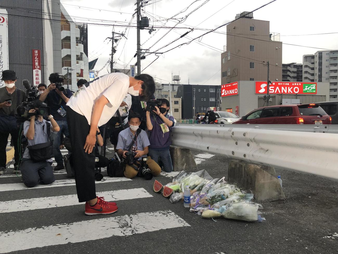 安倍元首相が襲撃された現場に花を手向ける男性（撮影・益子浩一）