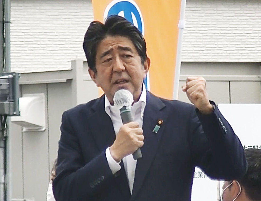 奈良市の近鉄大和西大寺駅前で街頭演説する自民党の安倍元首相。この直後に銃撃された（共同）