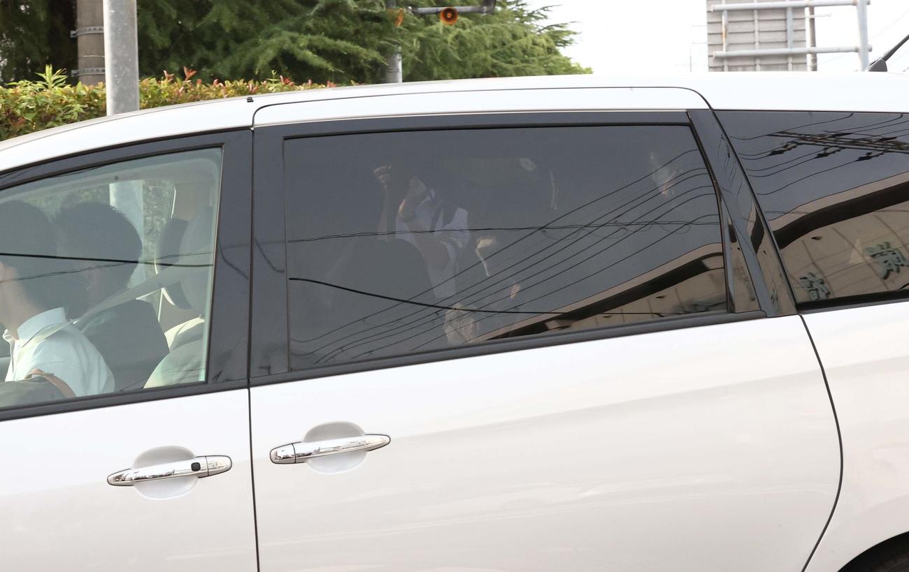 安倍昭恵夫人を乗せたとみられる車が奈良県立医科大学に入る（撮影・上田博志）