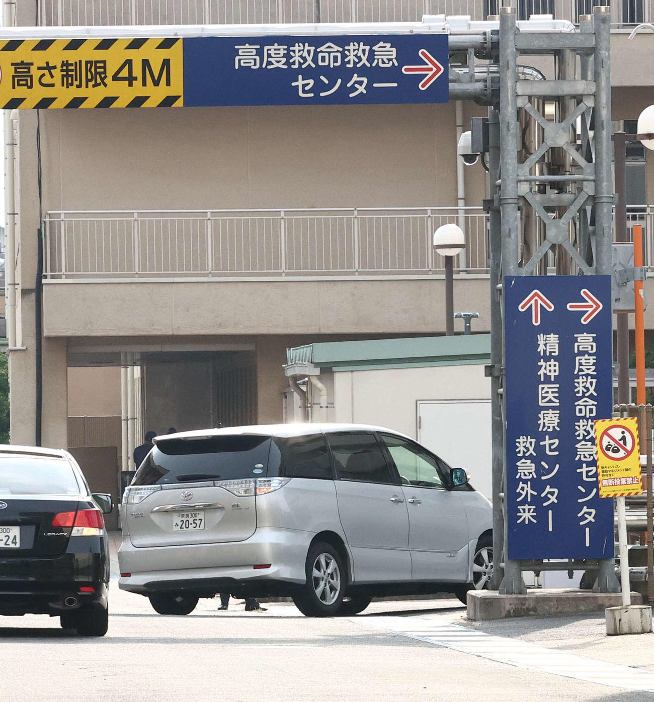安倍昭恵夫人を乗せたとみられる車が奈良県立医科大学に入る（撮影・上田博志）