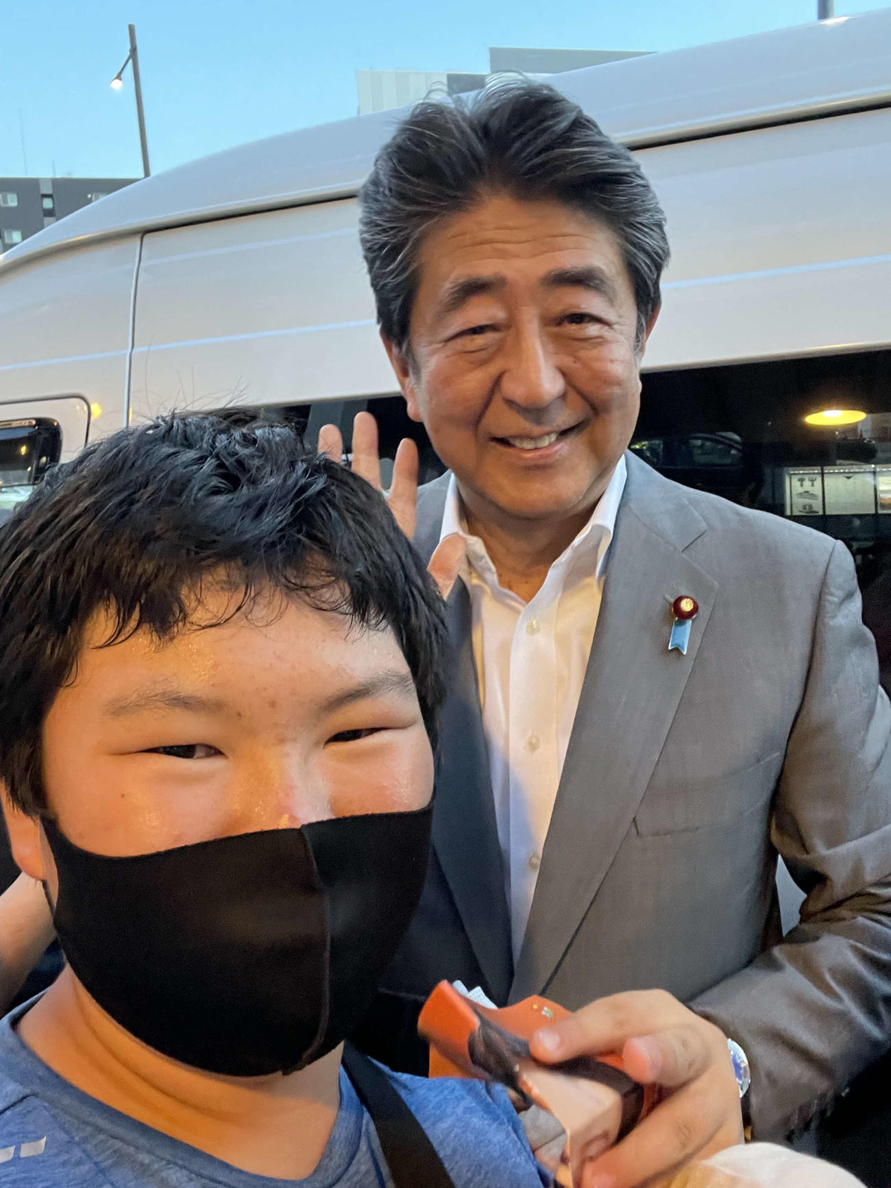 6月末に大和西大寺駅前で応援演説をした際に男子中学生と記念撮影に応じた安倍元首相（読者提供）