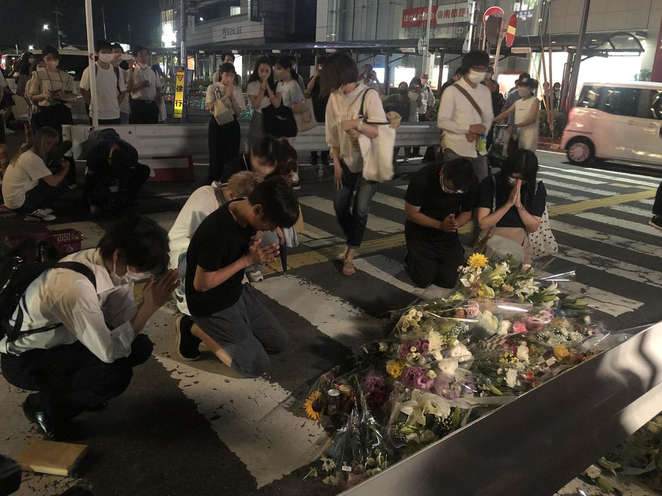 安倍元首相が襲撃された現場で大勢の人が手を合わせた（撮影・益子浩一）