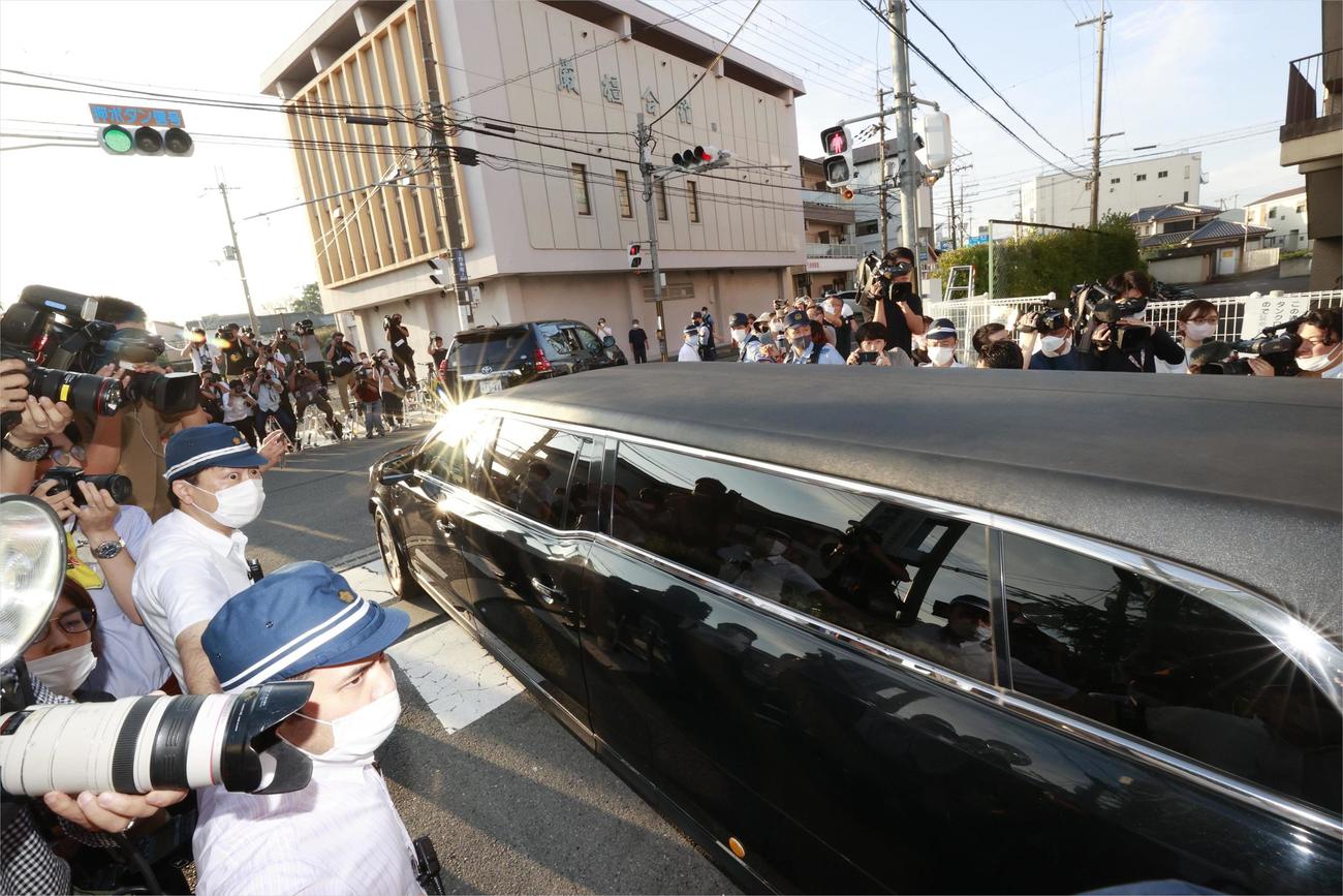 奈良県立医大病院を出る安倍元首相の遺体を乗せたとみられる車＝9日午前5時55分、奈良県橿原市（共同）