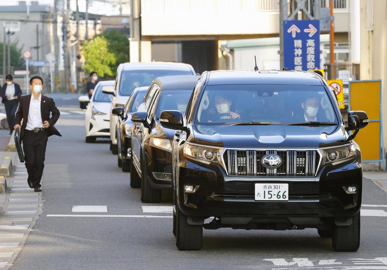 奈良県橿原市の県立医大病院を後にする安倍元首相の遺体を乗せたとみられる車列＝9日午前5時55分（共同）