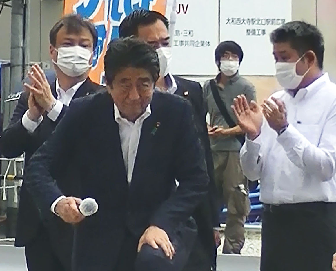 奈良市で街頭演説に臨む自民党の安倍元首相。右から2人目は山上徹也容疑者（共同）