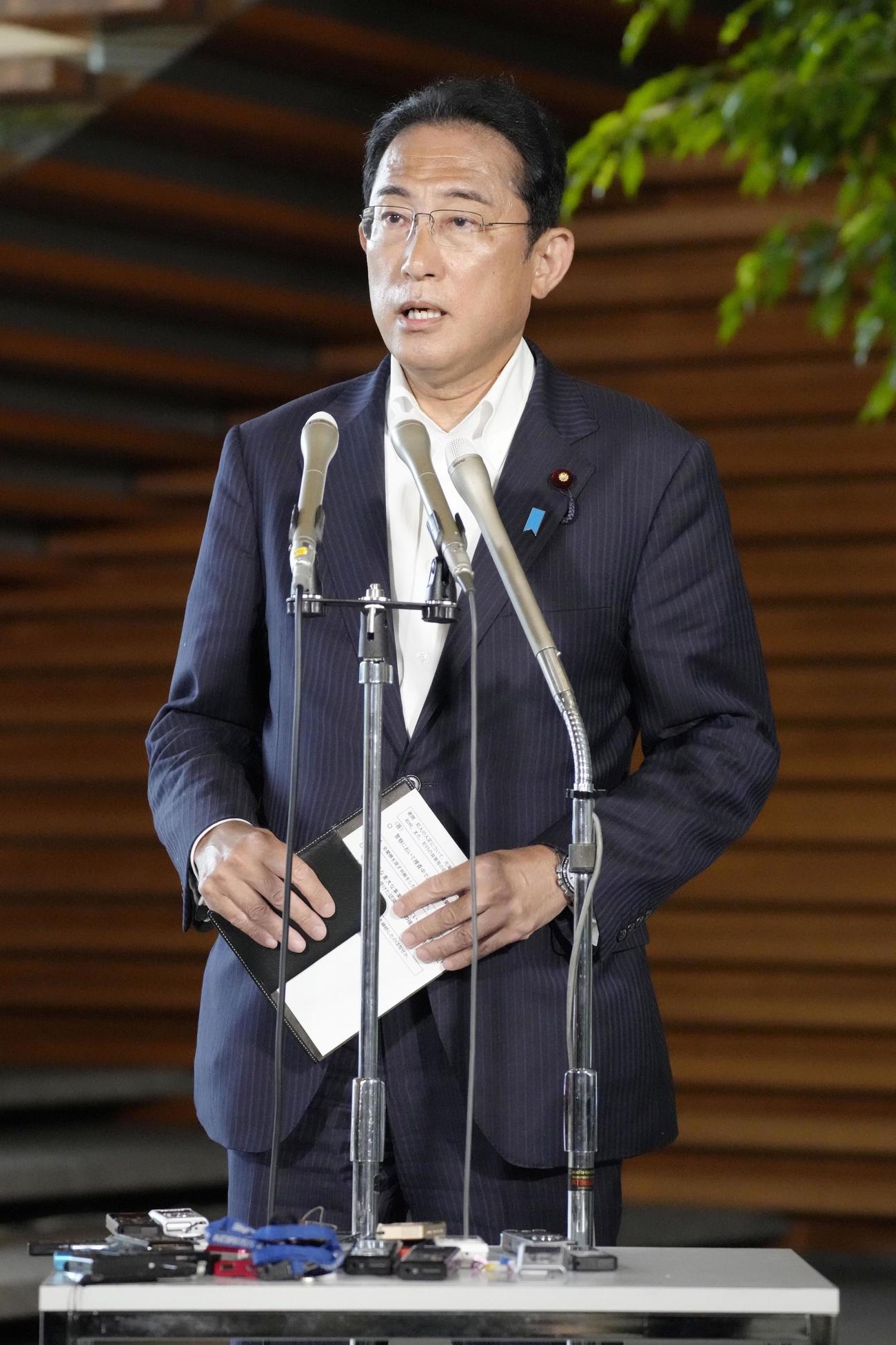 首相官邸で取材に応じる岸田首相（共同）