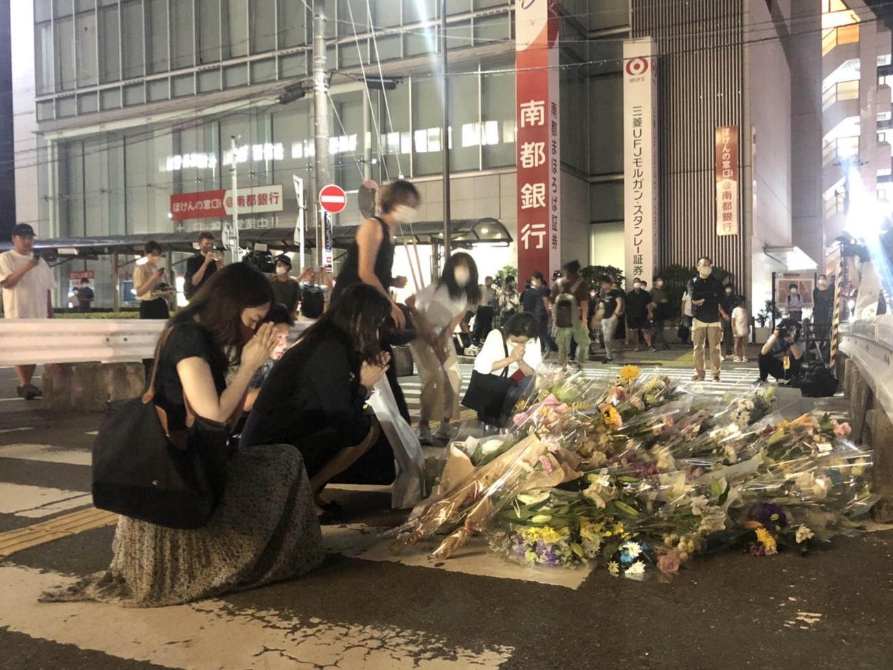 奈良・大和西大寺駅前の襲撃現場には次々と手を合わせる人が訪れた（撮影・益子浩一）