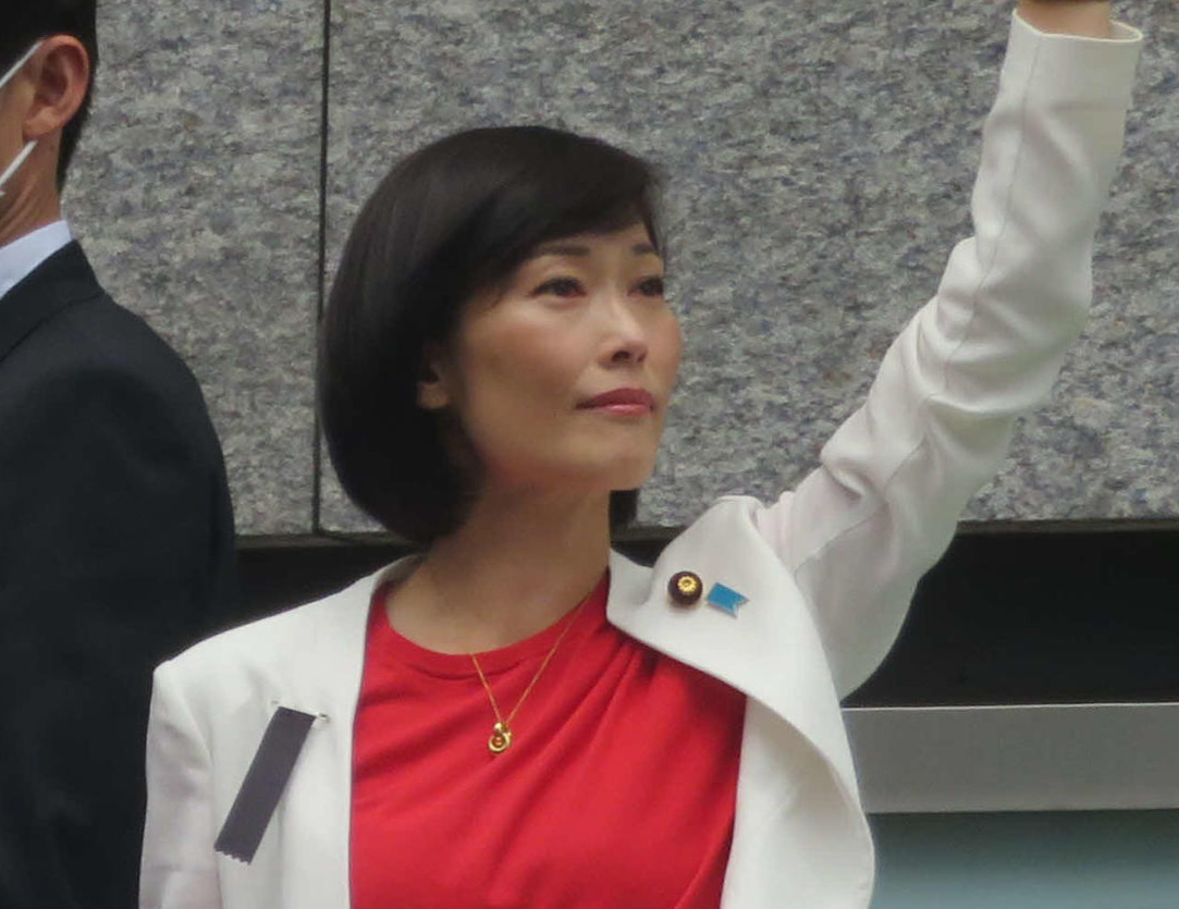 生稲晃子氏の応援で街頭演説の司会を務めた丸川珠代氏（右）