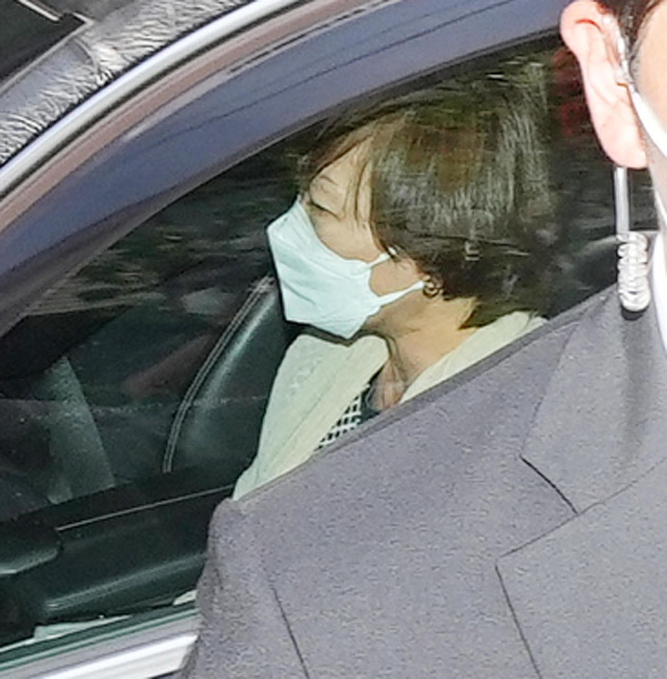 報道陣に頭を下げ、安倍晋三氏の遺体と自宅に戻る昭恵夫人（撮影・菅敏）