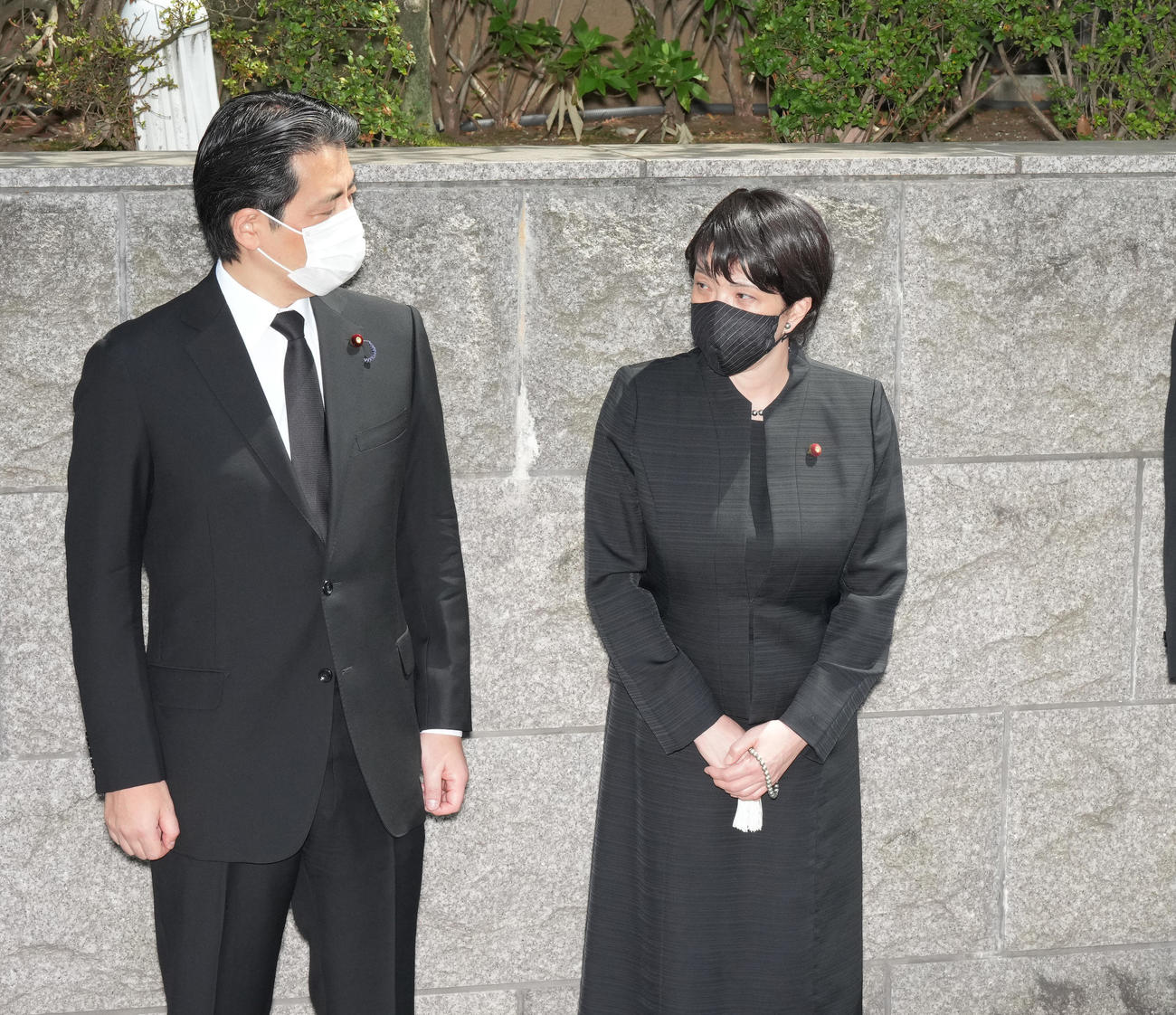 安倍晋三元首相の自宅前で車両の到着を待つ自民党の高市政調会長（右）と福田総務会長（撮影・菅敏）