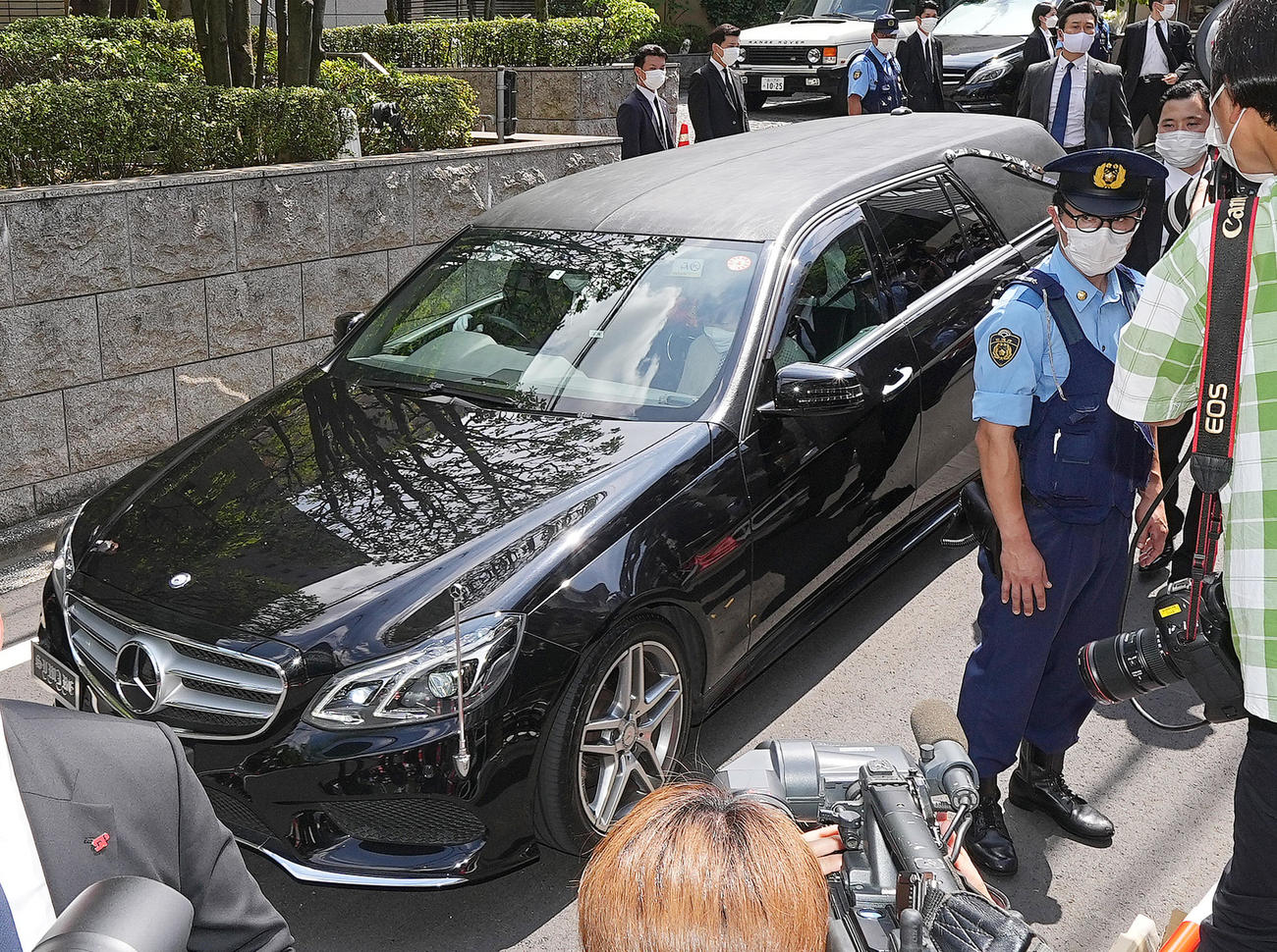 自宅に入る安倍氏の遺体を乗せたとみられる車両（撮影・菅敏）