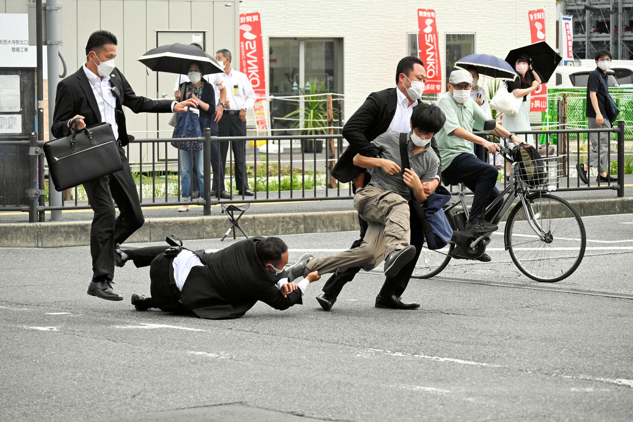 安倍晋三氏を撃ったとみられる男をSPらが取り押さえた（朝日新聞）