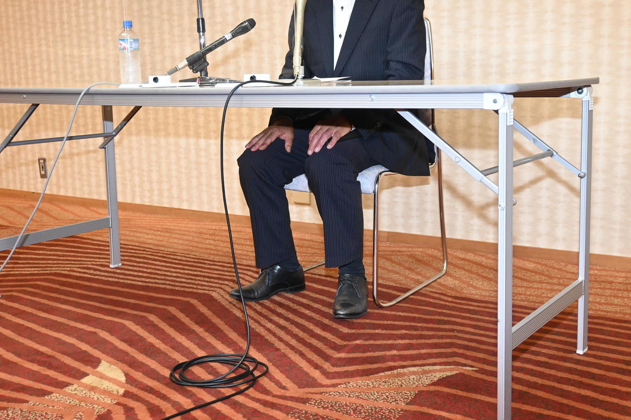 奈良市内で取材に応じる山上徹也容疑者が勤務していた京都府内の工場の責任者（撮影・松浦隆司）