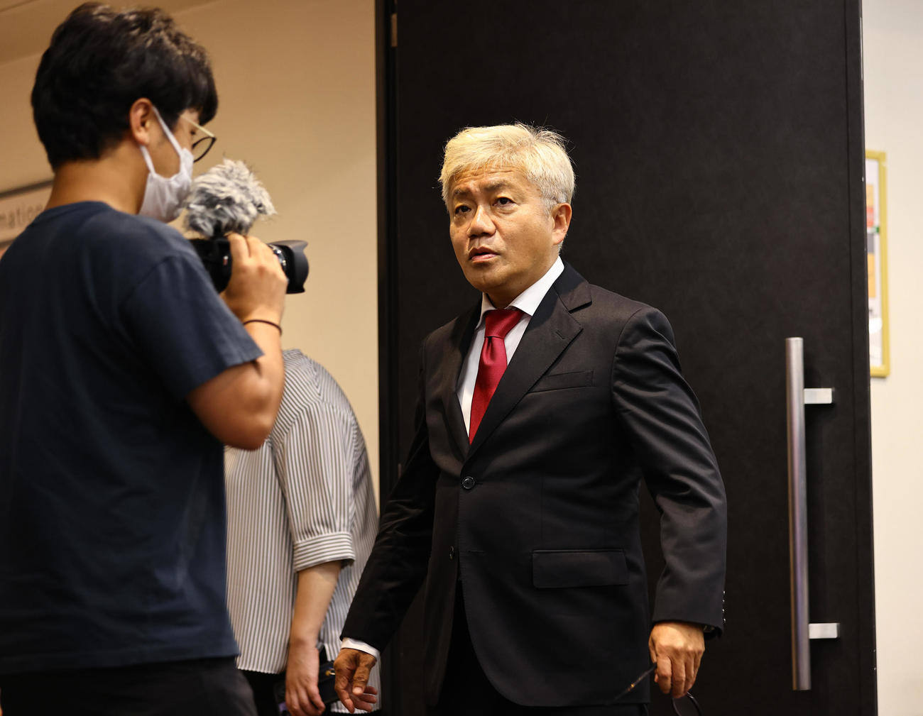 れいわ新選組の山本太郎代表の取材の様子を見に来た水道橋博士氏（撮影・垰建太）
