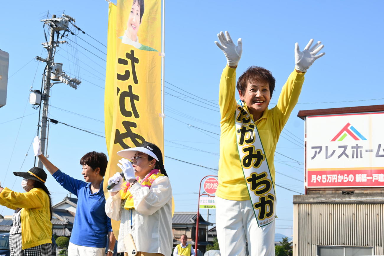 愛媛県今治市で街頭演説する無所属新人の高見知佳氏（2022年7月1日撮影）