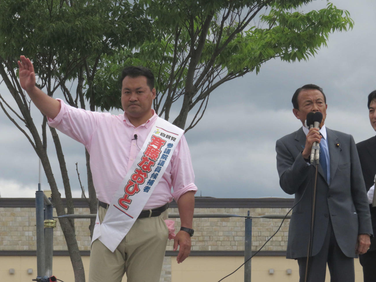 麻生太郎副総裁（右）と斉藤直飛人氏（2022年7月2日撮影）