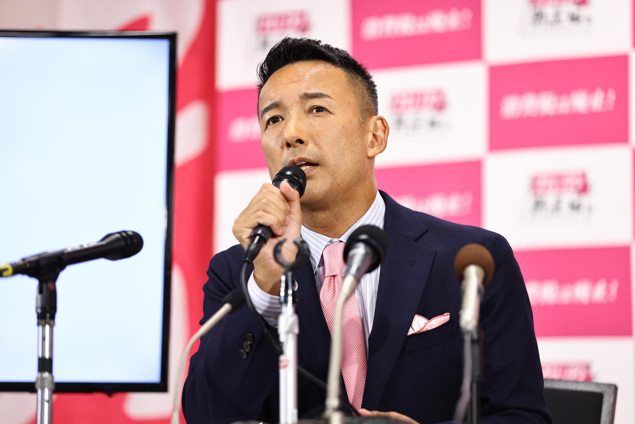 当選確実となり会見で表情を引き締めるれいわ新選組の山本太郎代表（撮影・垰建太）
