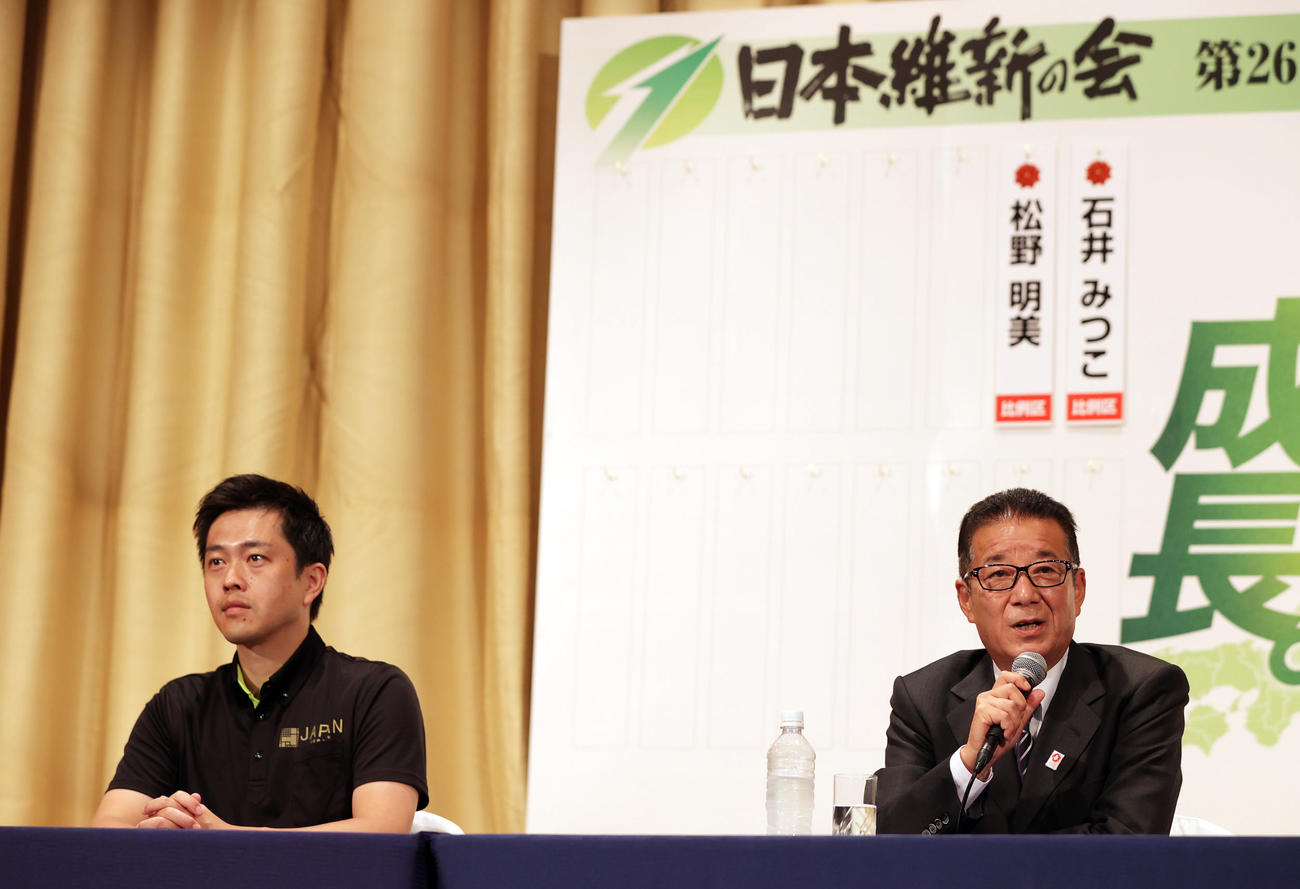会見に臨む日本維新の会の松井代表（右）と吉村副代表（撮影・前田充）