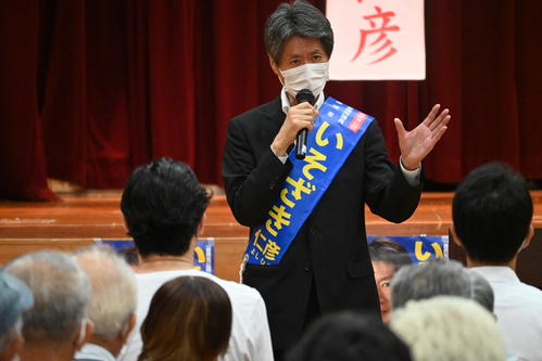 個人演説会で支援を訴える自民現職の磯崎仁彦氏（2022年7月2日撮影）