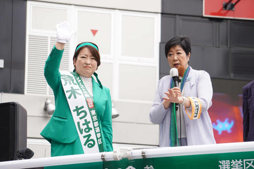 ファーストの会・荒木千陽代表（左）と小池百合子都知事（2022年6月22日撮影）