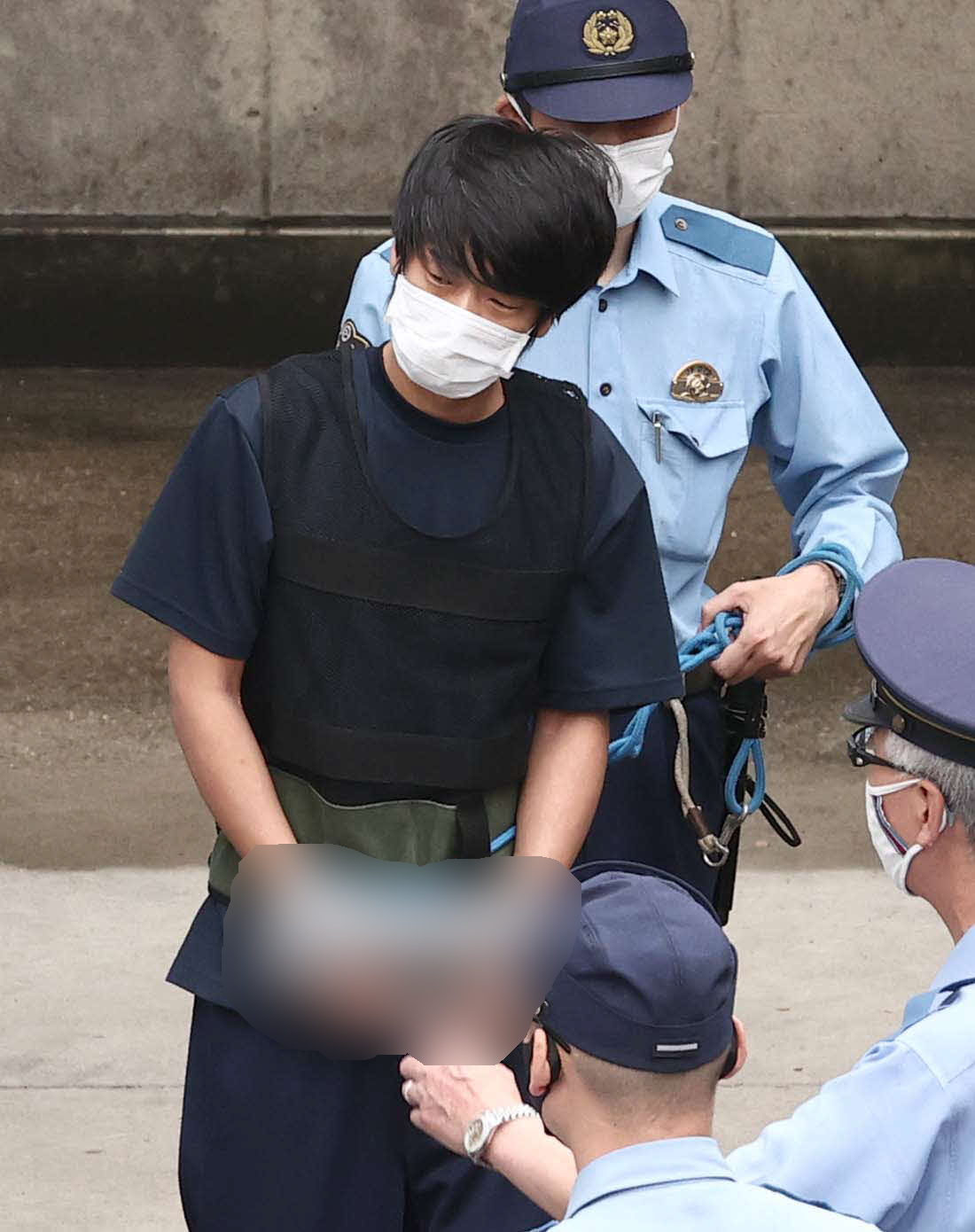 奈良西警察署から送検される山上容疑者（一部加工）（撮影・上田博志）