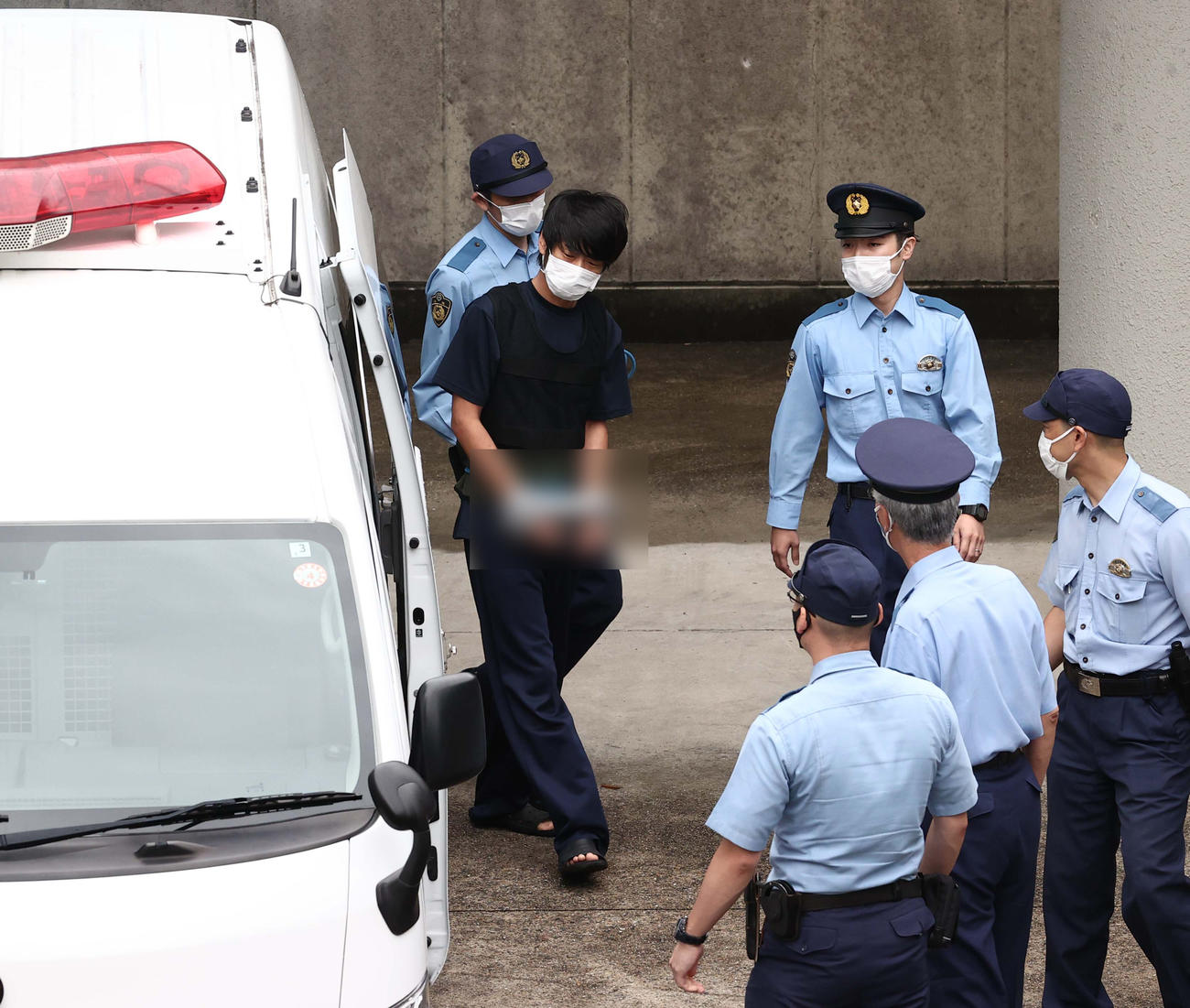 奈良西警察署から送検される山上容疑者（一部加工）（撮影・上田博志）