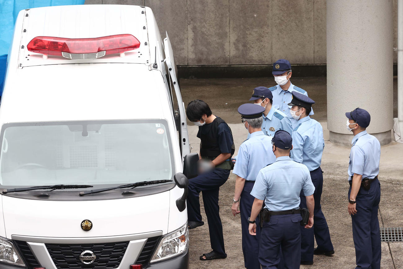 奈良西警察署から送検される山上容疑者（一部加工）（撮影・上田博志）