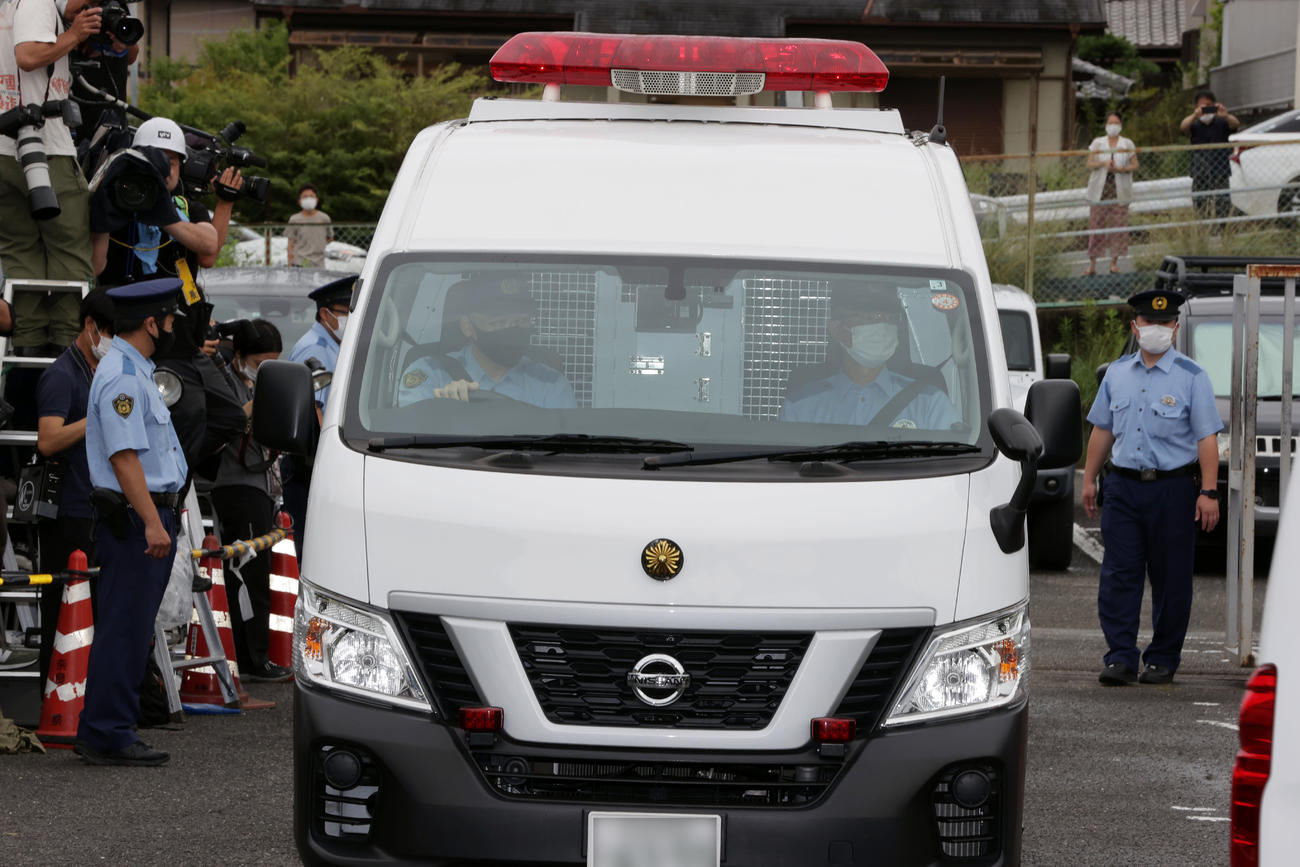 奈良西警察署から送検される山上容疑者を乗せた車両（一部加工）（撮影・前田充）