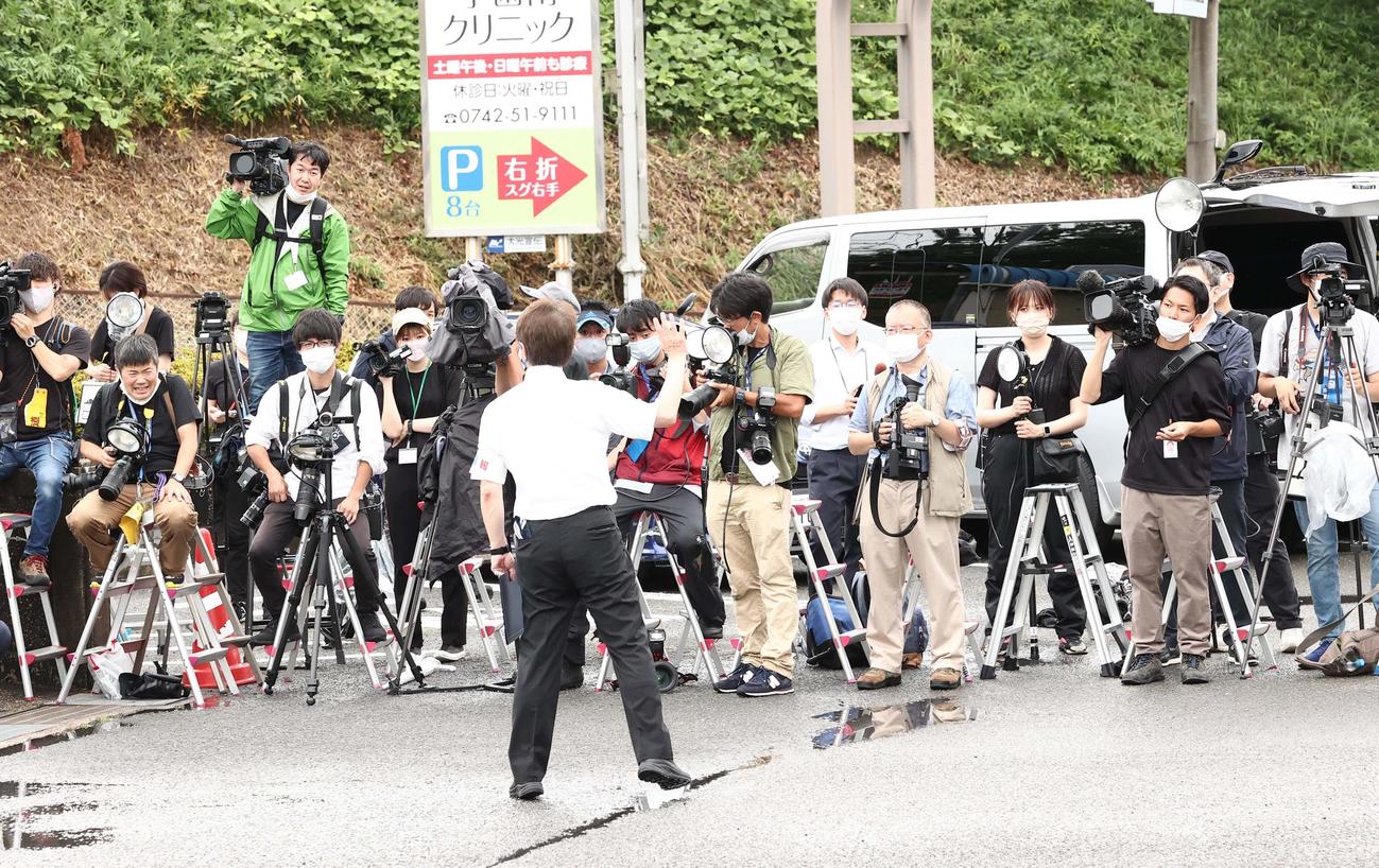 奈良西警察署から送検される山上容疑者を取材する大勢の報道陣（撮影・上田博志）