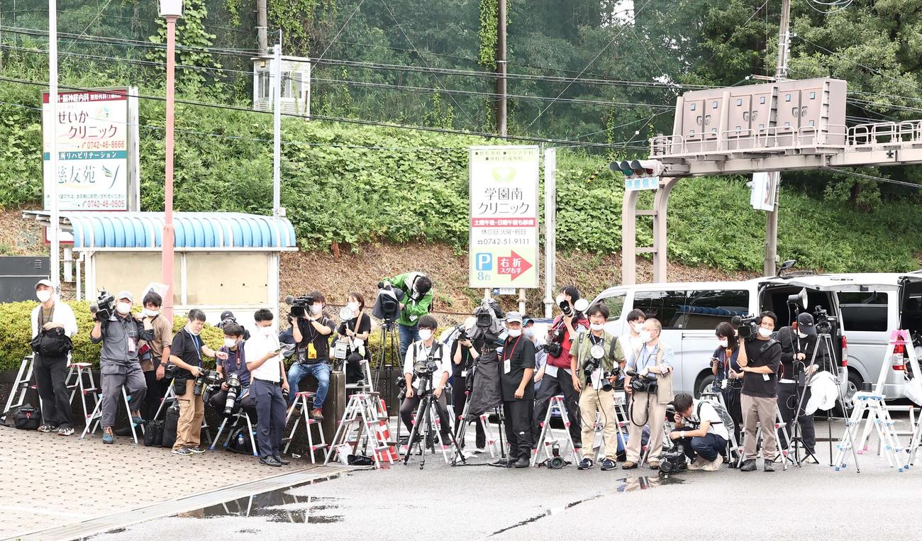奈良西警察署から送検される山上容疑者を取材する大勢の報道陣（撮影・上田博志）