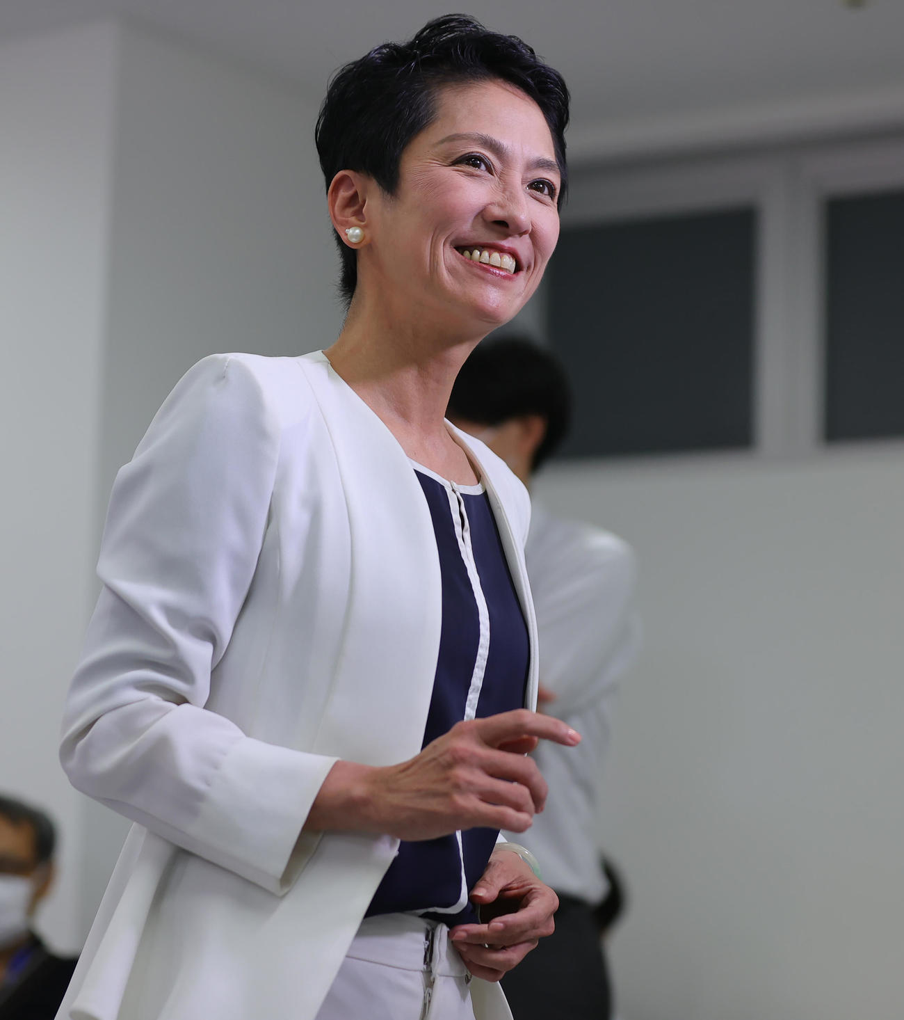 当選確実の報を受け笑顔の立憲民主党の蓮舫氏（撮影・野上伸悟）