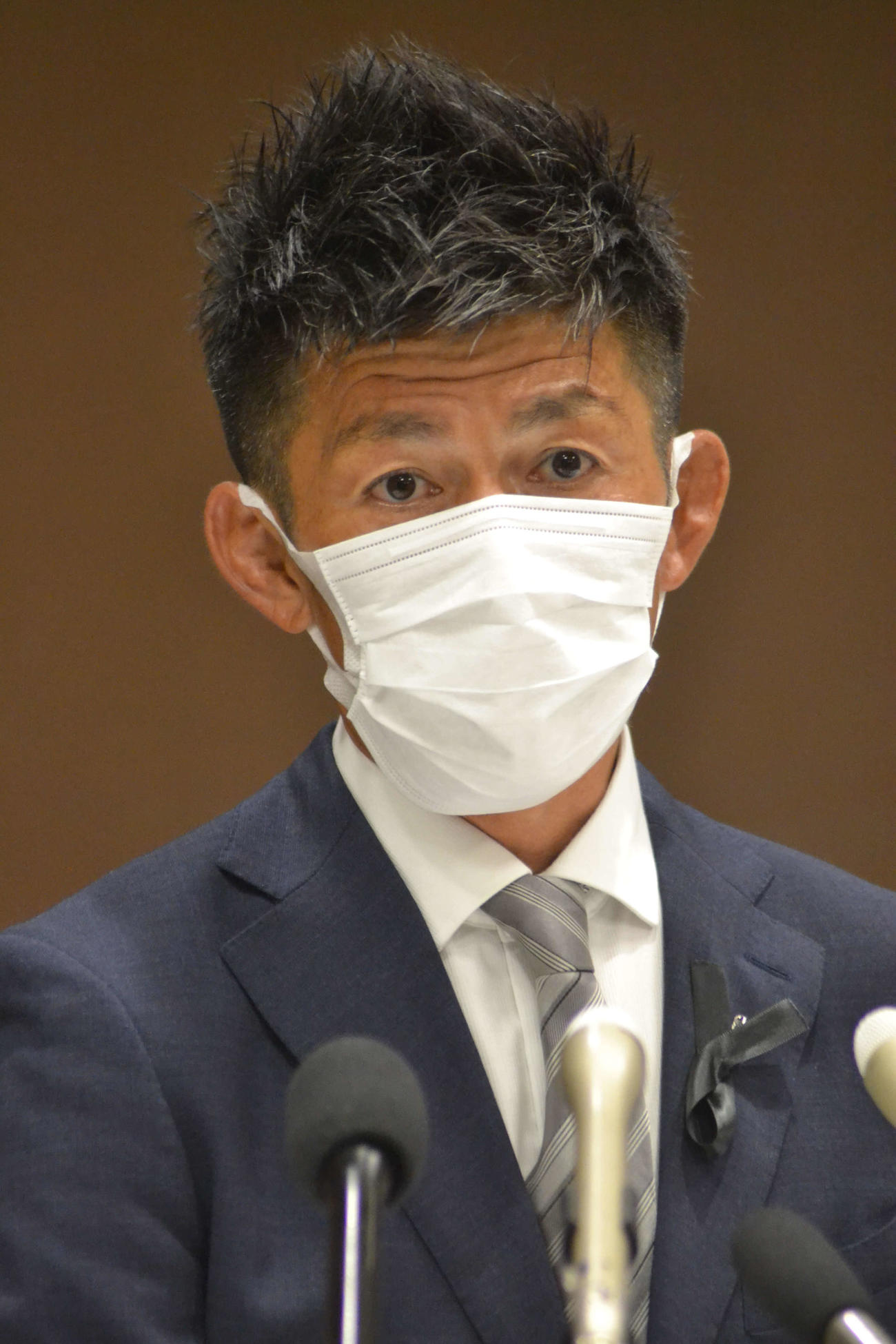 対立候補の立民現職の杉尾秀哉に当確が出て会見を行った自民新人の松山三四六氏