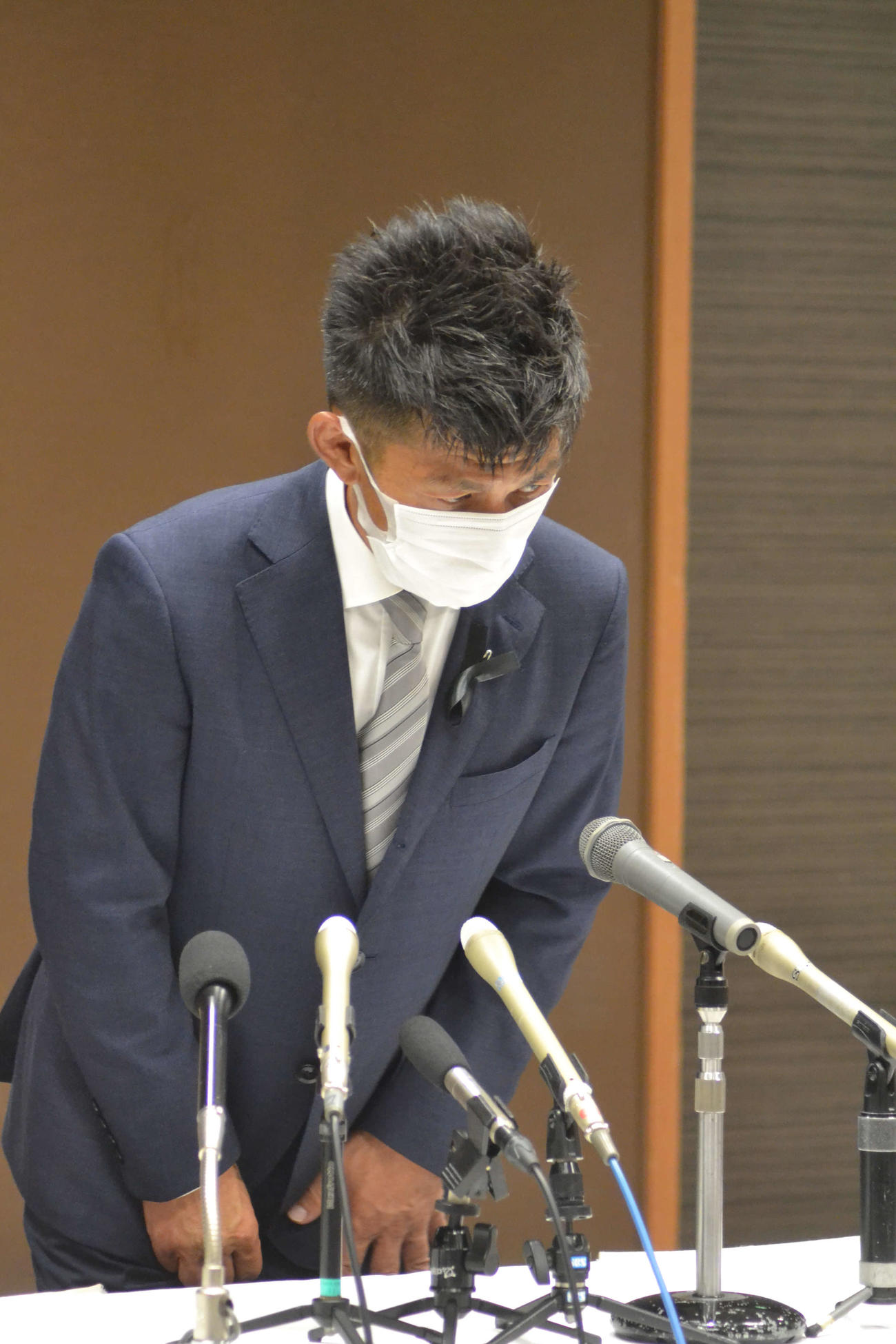 選挙期間中に報じられた女性スキャンダルについて事実関係を認め、謝罪した自民新人の松山三四六氏