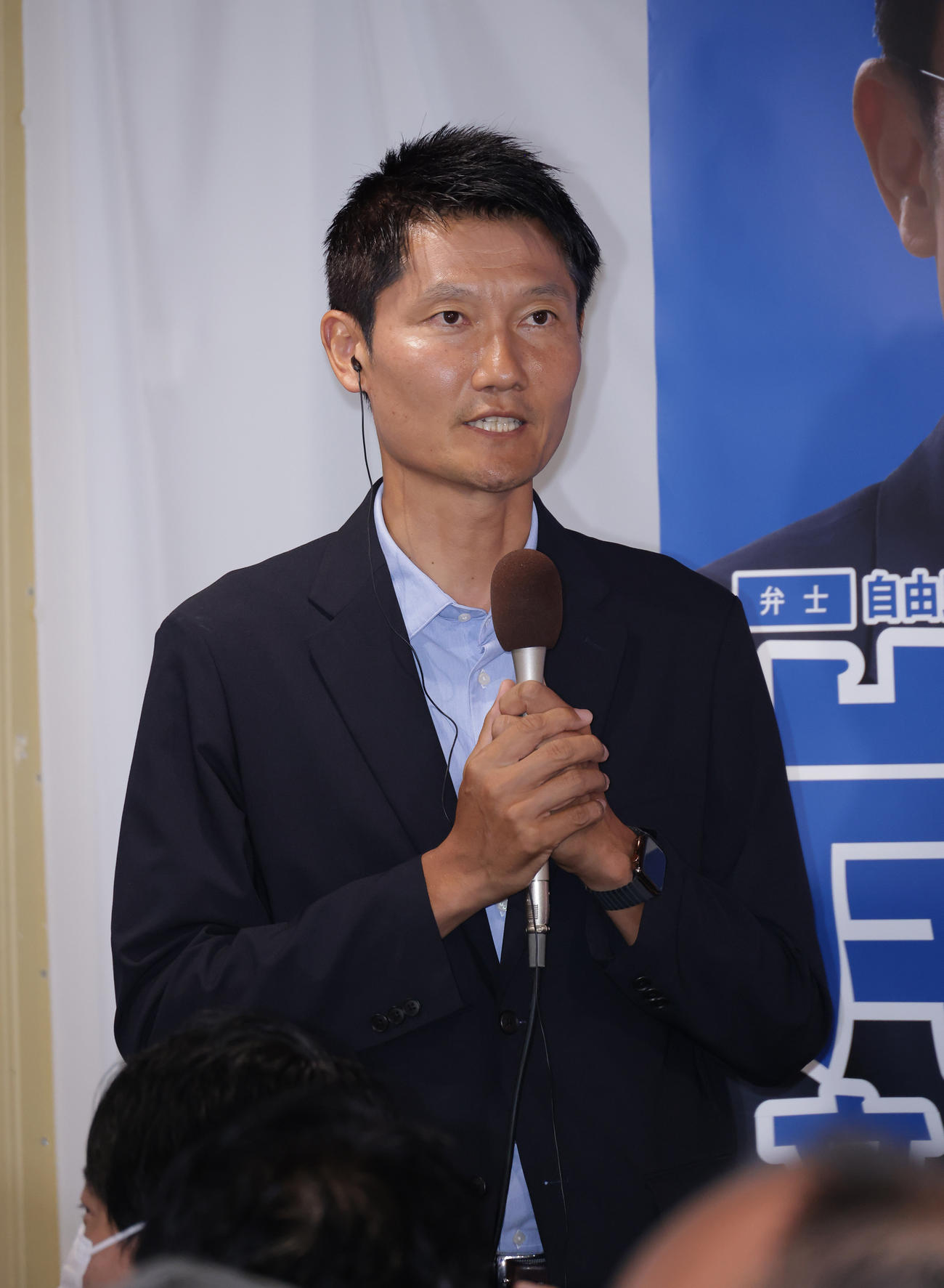 会見で当選の喜びを語る朝日健太郎氏（撮影・中島郁夫）