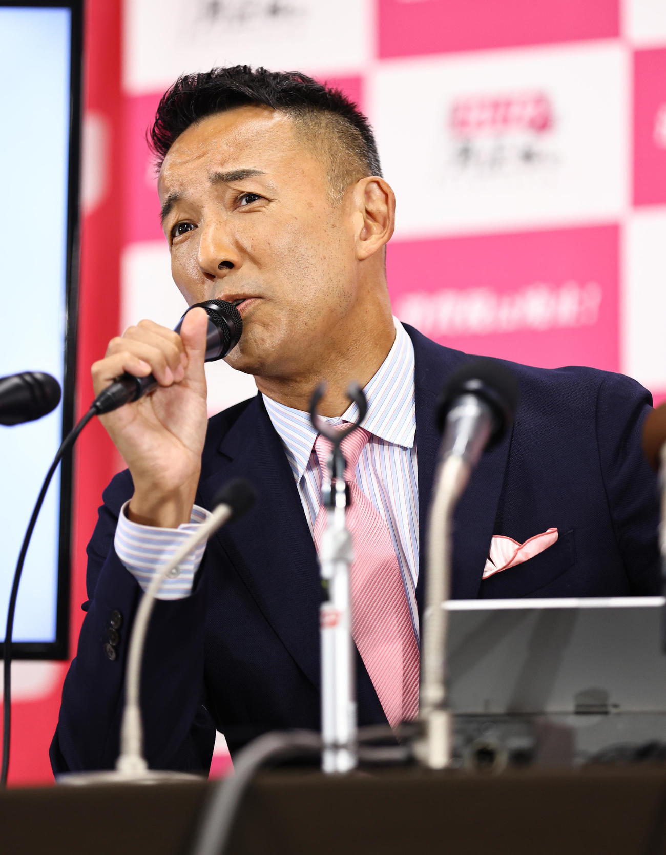 当選確実となり表情を引き締めるれいわ新選組の山本太郎代表（撮影・垰建太）