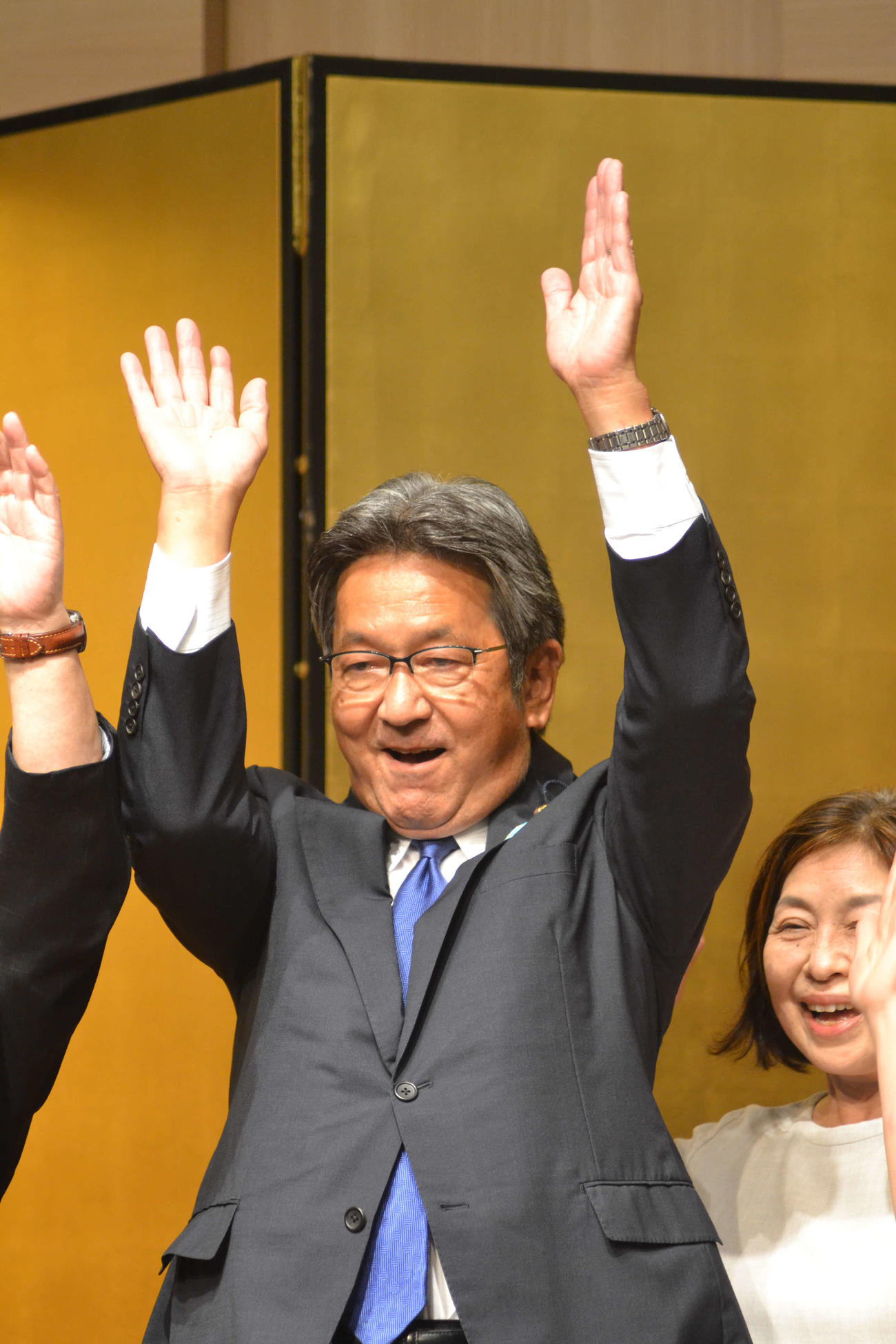 当選確実の一報を受けて万歳をする杉尾秀哉氏