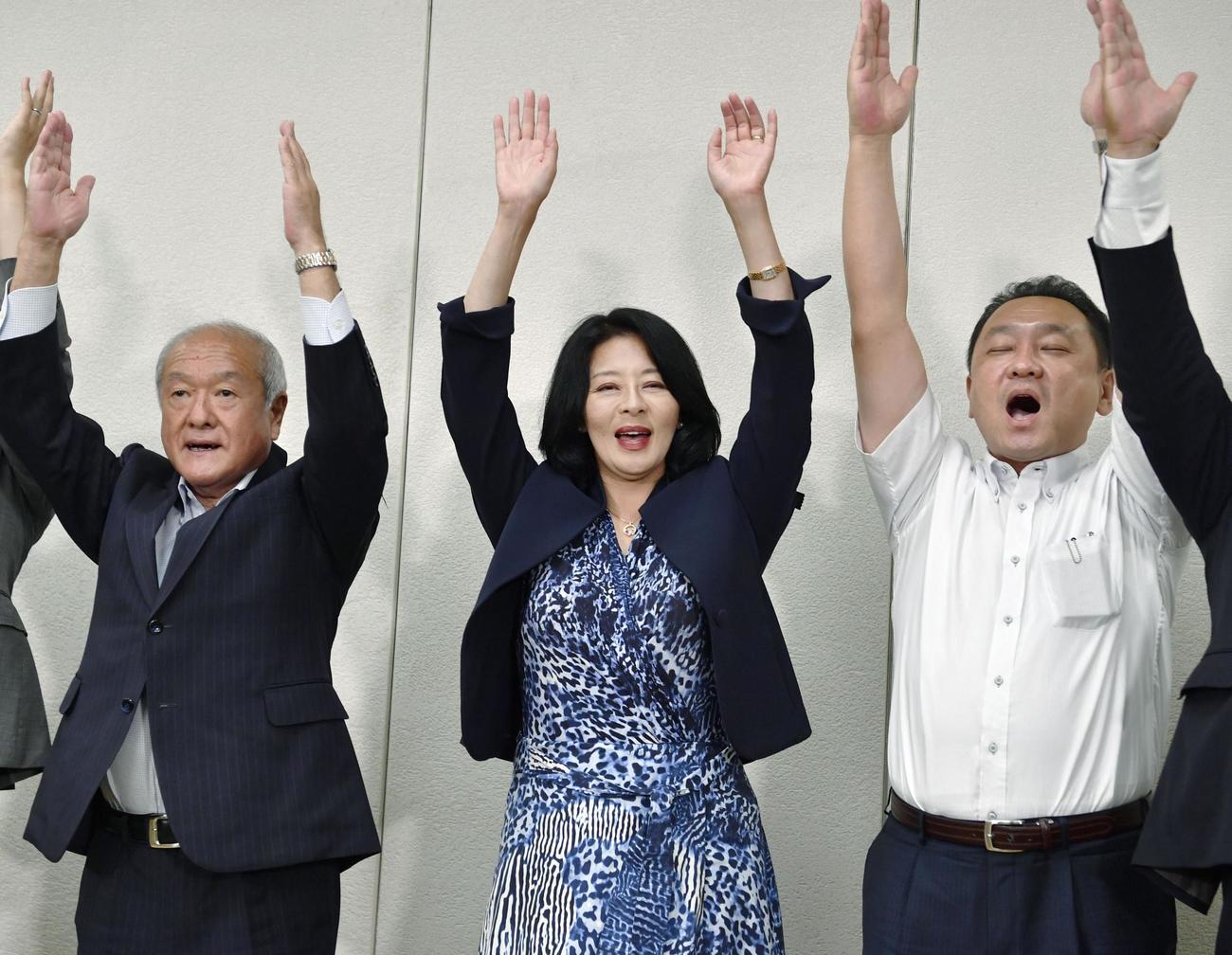 岩手選挙区で当選を決め、支援者らと万歳する自民党の広瀬めぐみ氏（中央）（共同）