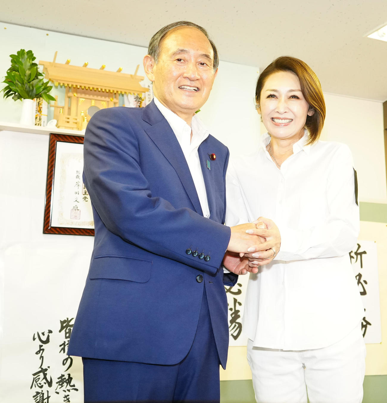 参院選神奈川選挙区で当選確実となり、菅前首相（左）と握手を交わす自民党の三原じゅん子氏（撮影・江口和貴）