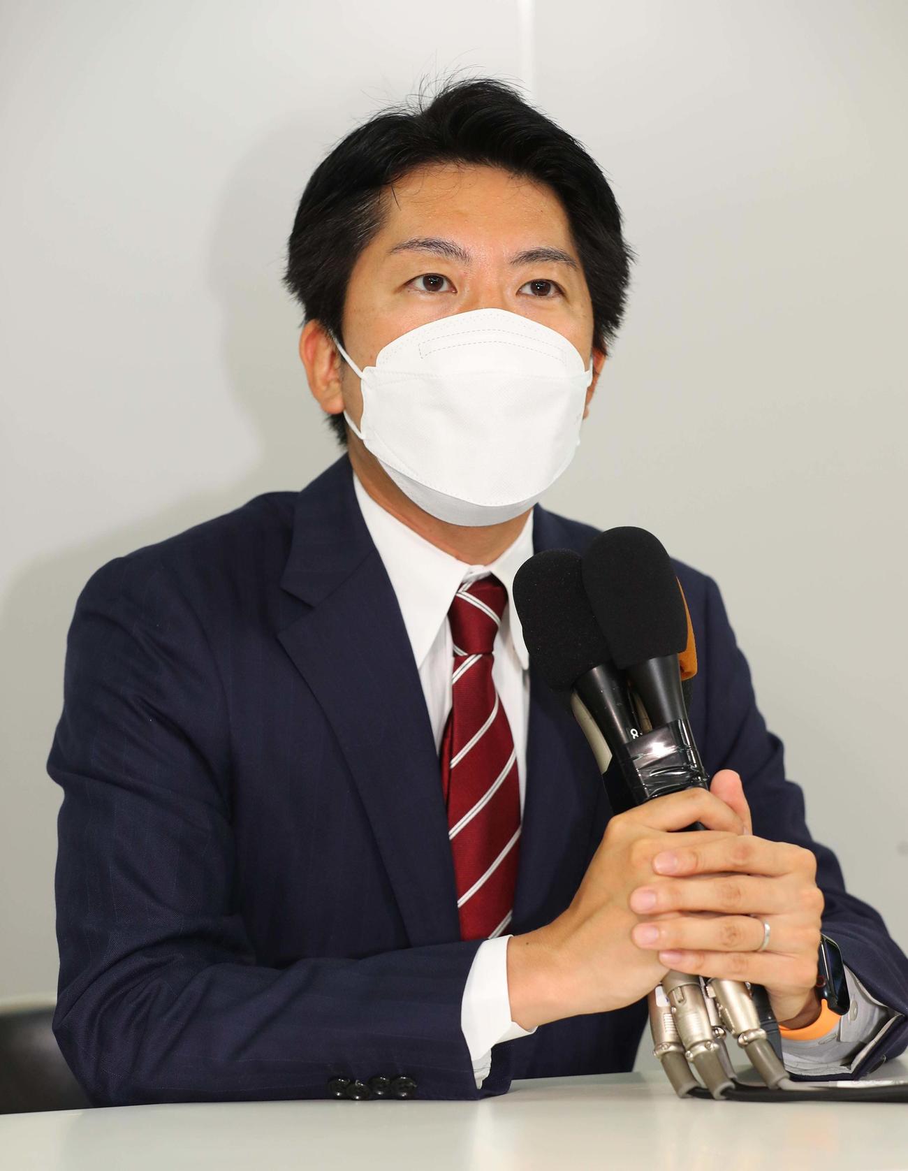 当選確実となった自民党・佐藤氏は会見をひらく（撮影・上田博志）