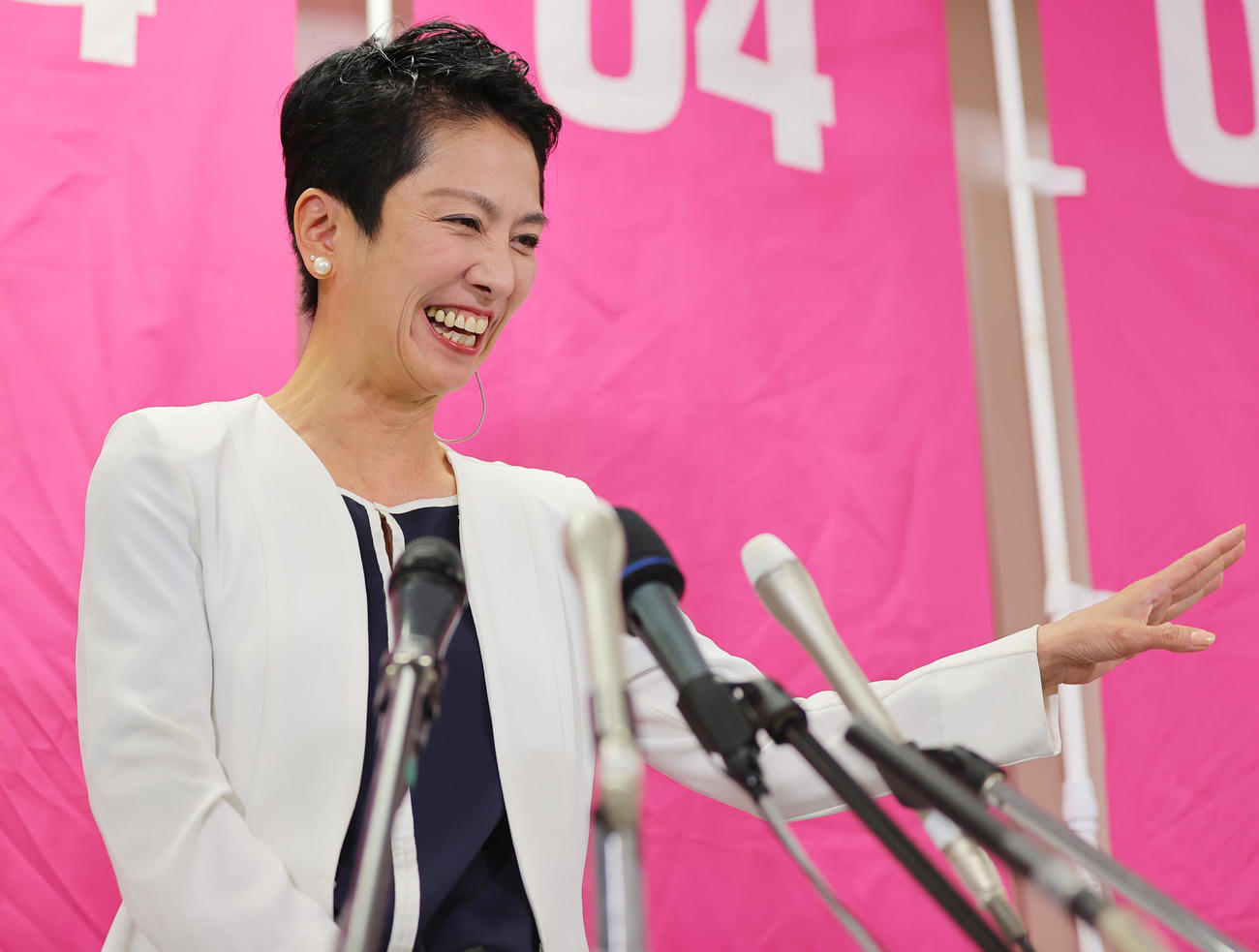 当選確実の報を受け笑顔であいさつする立憲民主党の蓮舫氏（撮影・野上伸悟）