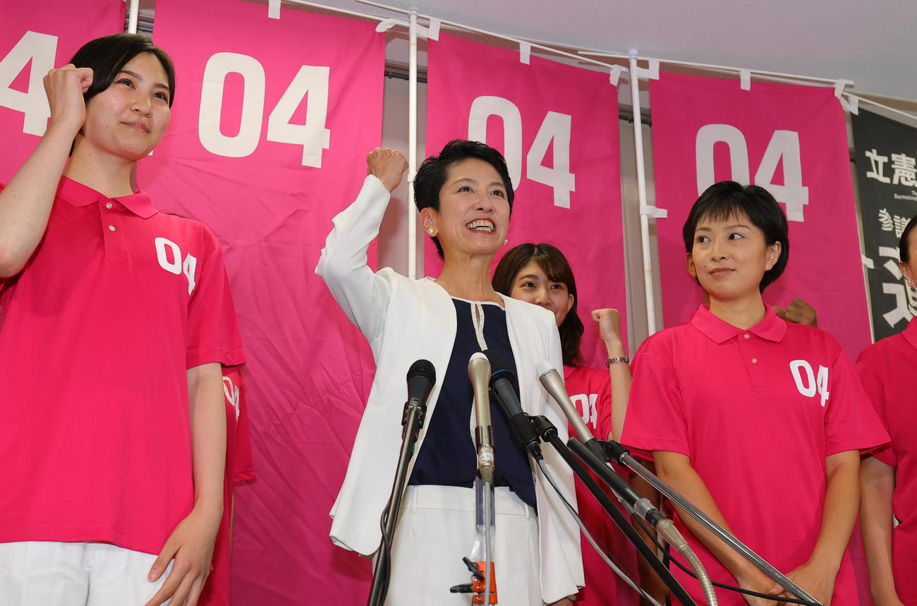 当選確実が出た立憲民主党の蓮舫氏（中央）は支援者たちと喜ぶ（撮影・野上伸悟）